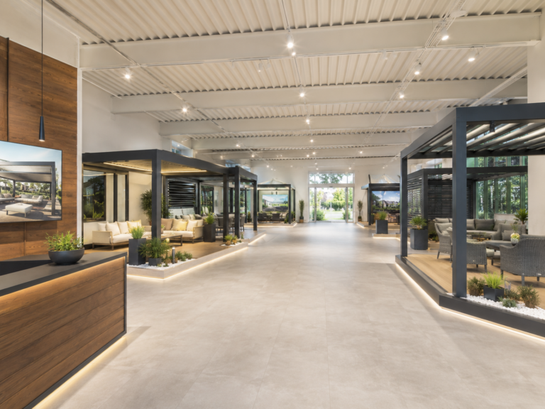 Architekturraum mit klarer Lichtführung und hochwertiger Materialwirkung
